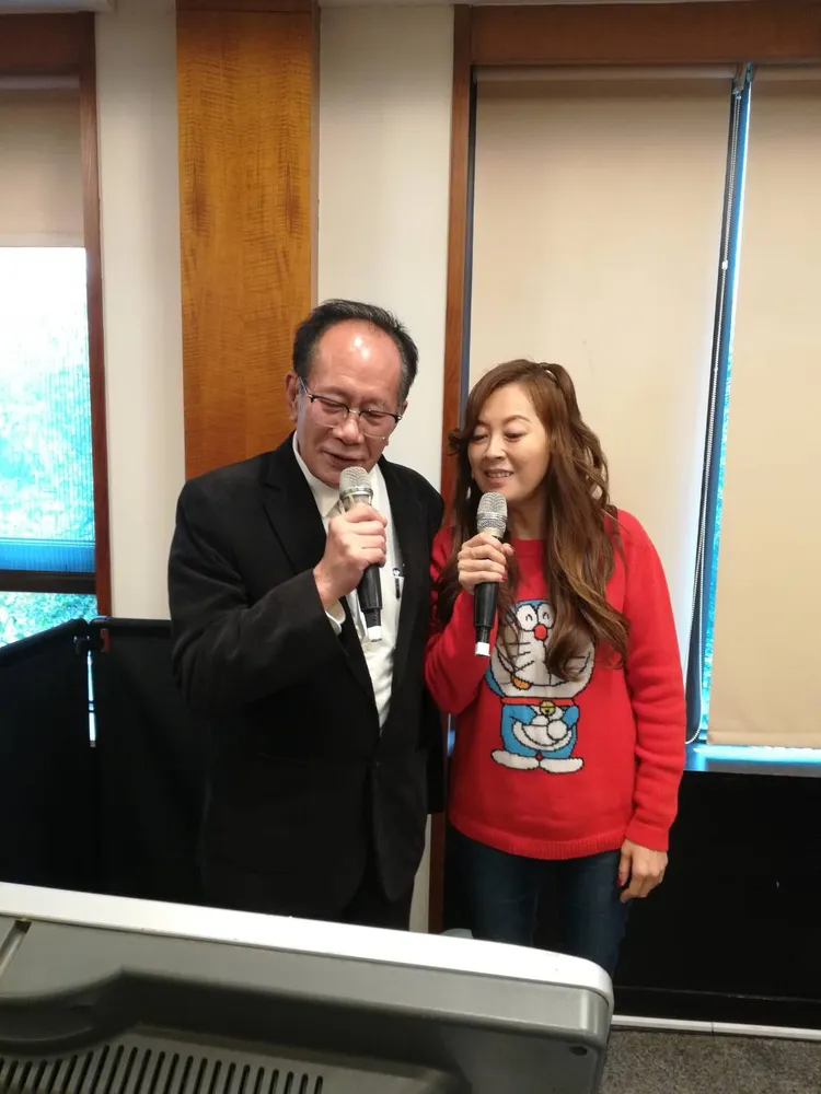 立委陳超明還跟知名台語歌手喬幼合唱。民眾提供
