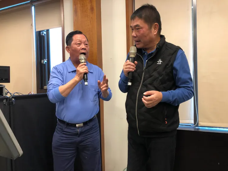 鍾東錦和劉政鴻昨午選後首度碰面，餐會中並合唱「客家本色」。謝清輝提供