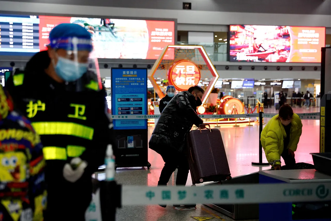 四川省成都雙流國際機場的旅客,12月30日準備搭機飛往他處。路透社