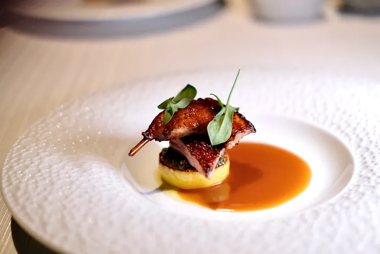 「待放Duck｜Mountain pepper｜Kavalan whisky」胭脂鵪鶉有著外脆內柔軟的口感，佐配帶點台灣元素的獨門醬汁，香醇誘人。葉盛耀攝