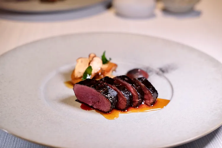 主菜「吟詠 Venison Loin」選擇紐西蘭鹿里肌，高超技術讓這塊里肌肉有著噴香帶酥的外表，內層又有豐沛且甘甜的肉汁，令人驚豔。葉盛耀攝