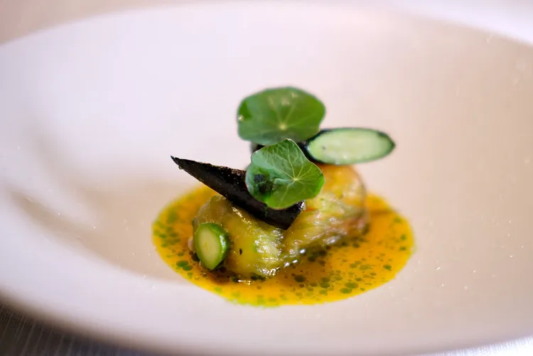 選用櫛瓜花與胭脂蝦等製成的「含苞Red Velvet Prawn｜Courgette｜Pumpkin」，外觀風雅好似個小池塘般有趣的景致。葉盛耀攝