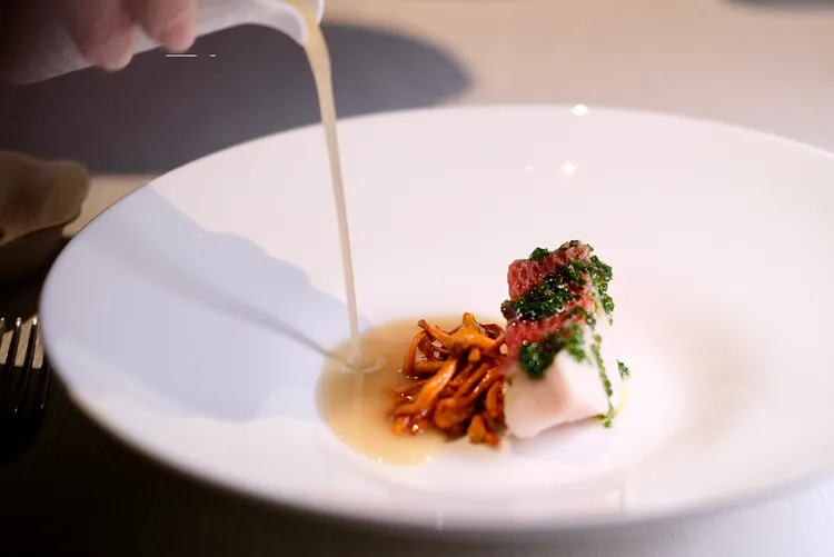 「洄游Alfonsino｜Cordyceps Mushroom｜White Broth」用上了鮮嫩細膩的金目鯛，淋上濃縮魚骨高湯更添鮮醇鹹鮮的好滋味。葉盛耀攝