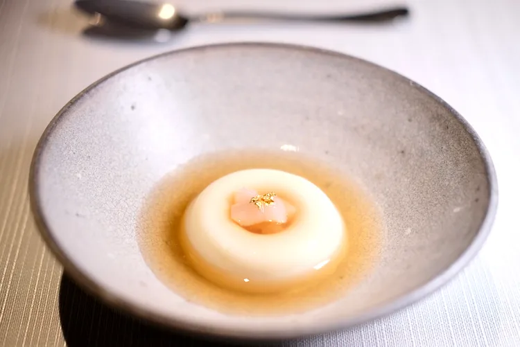 「鄉思Scallop | Dashi」的主角是干貝，以切丁、慕斯與清湯來呈現，飽滿鮮味非常迷人。葉盛耀攝