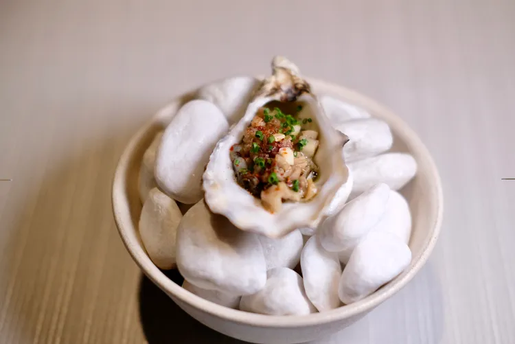 「滋養 The World is Your Oyster」是套餐中第1道菜，有著「敞開胸懷看世界，盡情揮灑」的寓意。葉盛耀攝