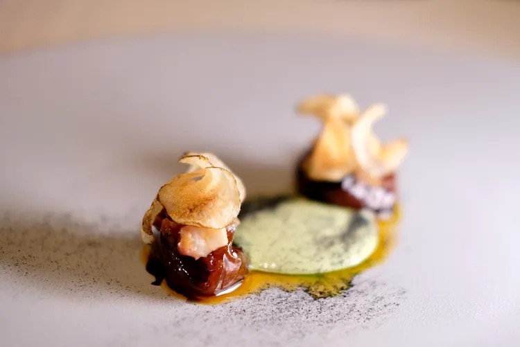 「尋根Jerusalem Artichoke｜Octopus｜Taiwan Beer」選擇用根莖類食材來闡述，焦化麥芽糖煮過的菊芋搭配煙燻酸奶、炭烤章魚丁等，風味厚實。葉盛耀攝