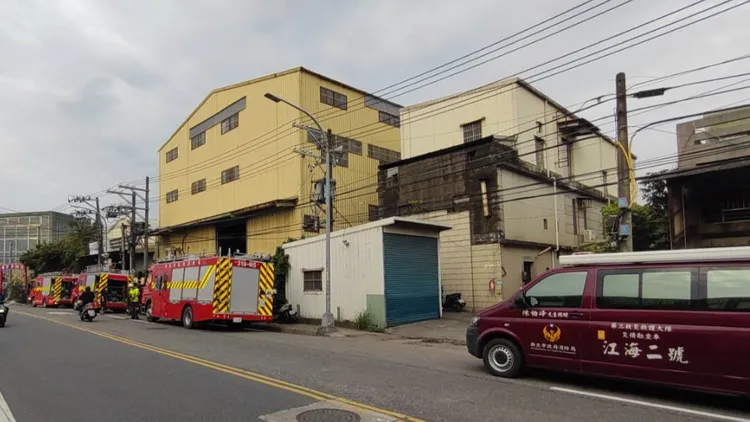 警消至蘆洲區1間鐵皮工廠進行實兵演練。新北市消防局提供