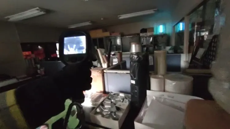 警消進入火場模擬使用熱顯像儀找出起火點。新北市消防局提供