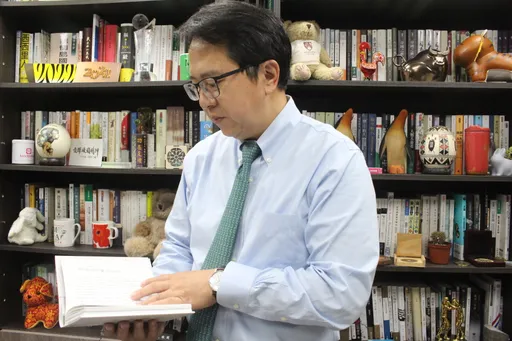 邱志偉愛閱讀「偏好小眾」 驚人書牆曝光