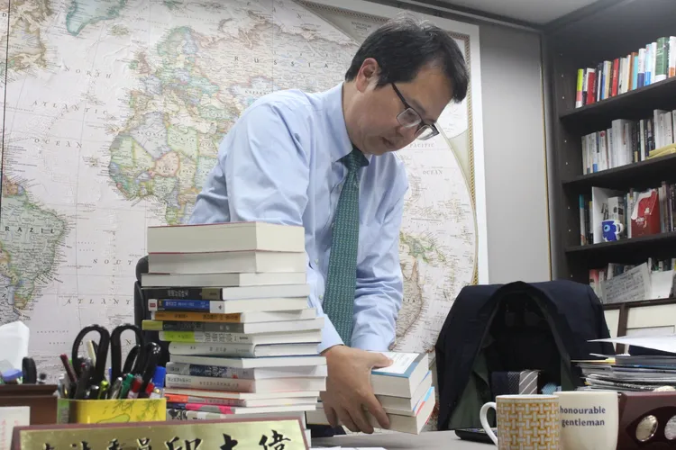 邱志偉隨便就從包裡掏出一大疊書籍，並透露自己買的書通常比較小眾。施智齡攝