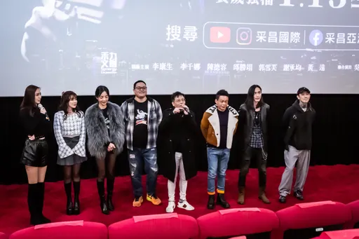李康生揪鄰居電影院跨年 自誇新片美得像詩篇
