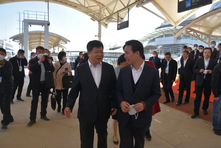 金門縣長陳福海(右)感謝他的貴人國台辦副主任龍明彪(左)。蔡宇凌攝