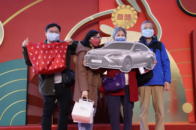 林小姐(右2)噢女兒各買1袋，她幸運中大獎。鄭孟晃攝