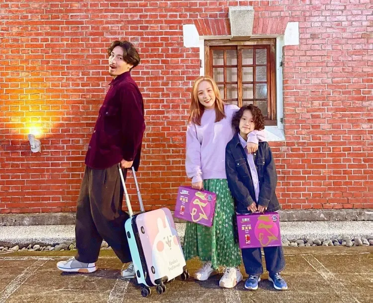 「白蘭氏黑醋栗+金盞花葉黃素精華飲」66入行李箱組特規組合，買就送卡娜赫拉的小動物聯名限量雙色20吋可登機行李箱。業者提供