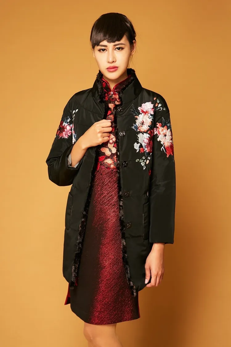 1/11每日一物；限量20件，貼布繡鋪棉長外套 定價19,800元 特價2,980元。業者提供