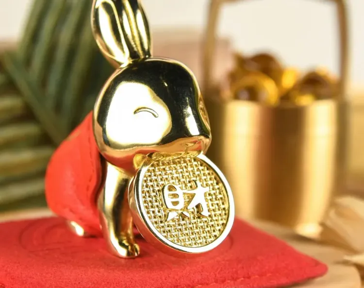 新莊宏匯廣場新春好運紅包抽活動，單筆消費滿888元就有機會抽中大甲鎮瀾宮聯名聚財兔擺飾。宏匯廣場提供