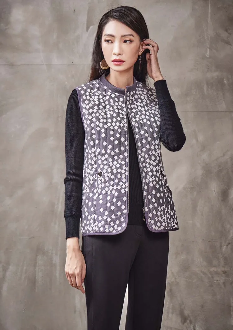 1/10每日一物；限量30件，幾何印花鋪棉背心 定價11,800元 特價2,280元。業者提供