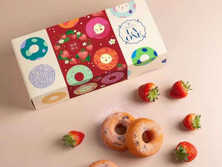 LA ONE 門市與網店推出經典費南雪禮盒、蛋黃酥禮盒、達克瓦茲禮盒以及圖中的今年推出的甜甜圈禮盒，預購結清享買十送一或買多折多優惠（二選一）。業者提供