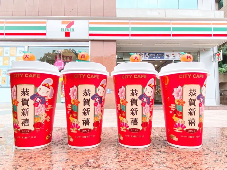 CITY CAFÉ飲品杯身、杯套也同步換上新春新裝，以喜氣的紅色搭配可愛雪鈴兔迎新春。業者提供
