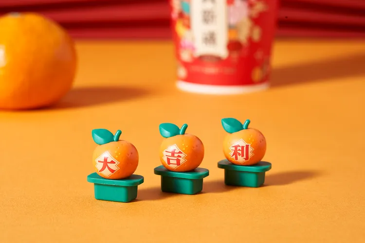 購買1杯大吉大利柑橘風味拿鐵即可獲得1個立體橘子杯塞，隨機出貨。業者提供