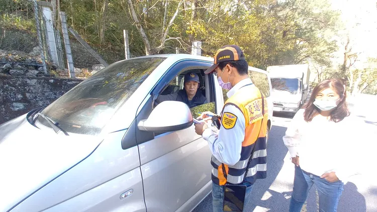 對白牌車進行稽查。李陳信得攝