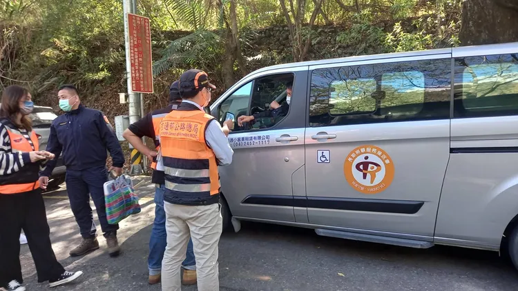 在中橫谷關管制站來稽查白牌車攬客營運行為。李陳信得攝