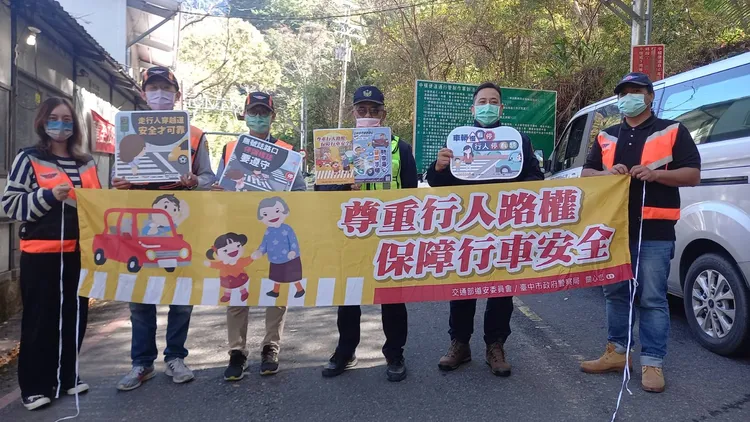 聯合稽查小組也在管制站前進行交通安全宣導。李陳信得攝