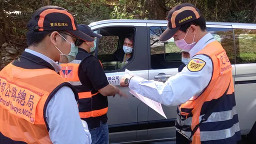 独家 ∣防止白牌车载客冒用通行卡通行  公路局监理站联合员警中横管制站稽查