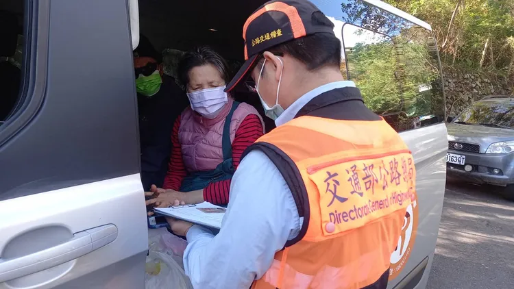 對乘車遊客進行編號身分查證。李陳信得攝