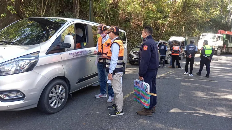 公路局台中市監理站及和平警分局組成聯合稽查小組，到中橫便道谷關管制站進行訪查。李陳信得攝