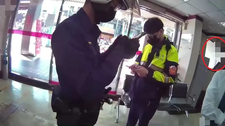 警方到達銀行向行員(紅圈處)了解狀況。蘆洲警分局提供
