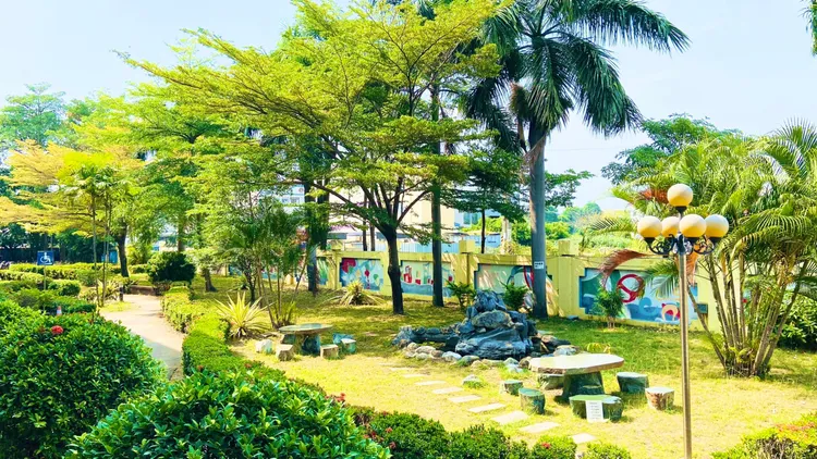 中芸國中位處市境之南，擁有極佳的自然景觀。教育局提供