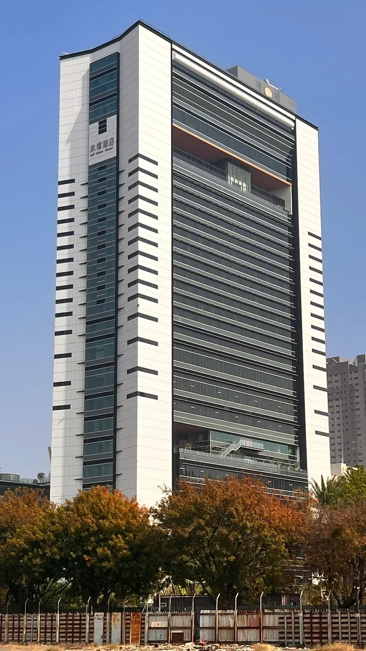 承億酒店與市總圖共構，去年新開幕。侯昌騰攝