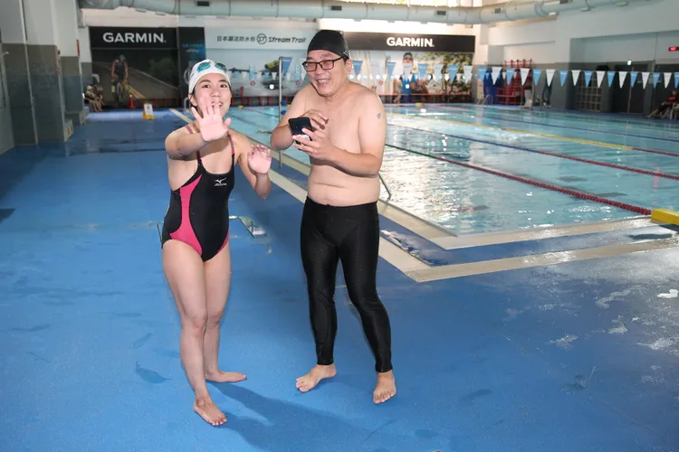 一名支持者在泳池認出吳佩芸，趕緊拿出手機要求合影。張喆喜攝