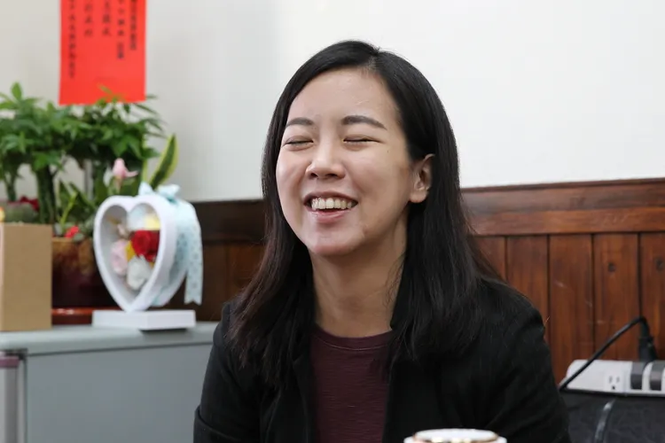 《壹蘋》專訪吳佩芸當天，她穿著樸素沒有上妝，活像鄰家女孩笑容甜美。張喆喜攝