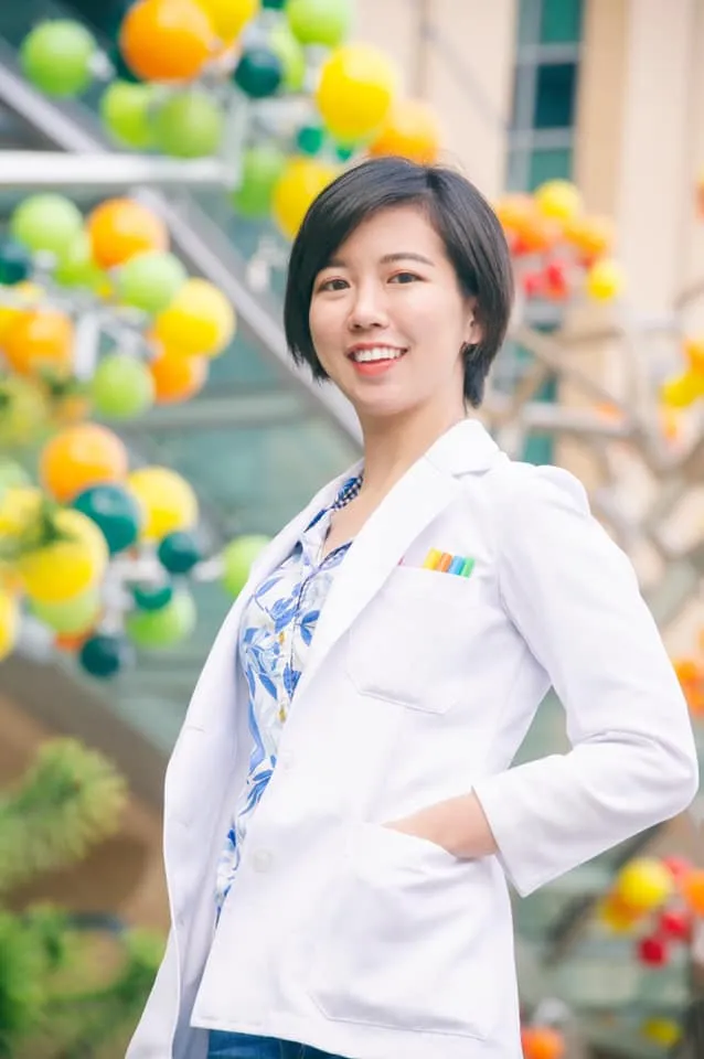 吳佩芸在台中榮總擔任藥師時，留著一頭俏麗短髮。翻攝吳佩芸臉書