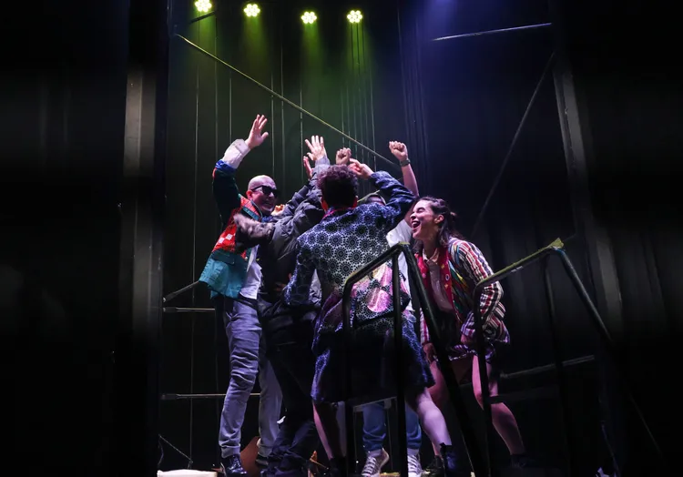 具俊曄開心和外國舞者一起演出。鄭孟晃攝