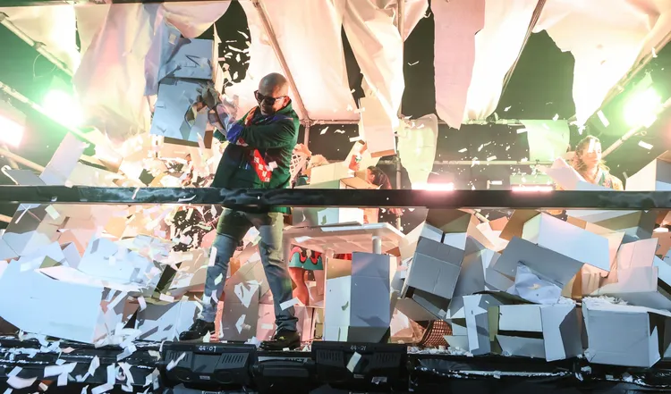 具俊曄過年上工，陪大家過新年。鄭孟晃攝