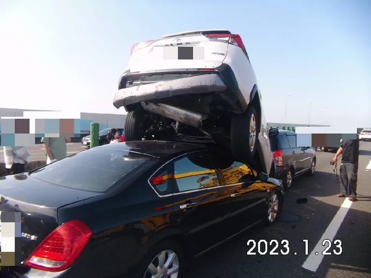 白色豐田休旅車遭後車追撞後，呈現45度倒栽蔥。讀者提供