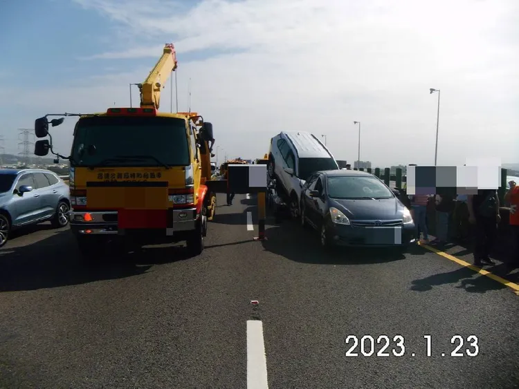 8車連撞事故造成後方車流回堵2公里，所幸未造成人員受傷。讀者提供