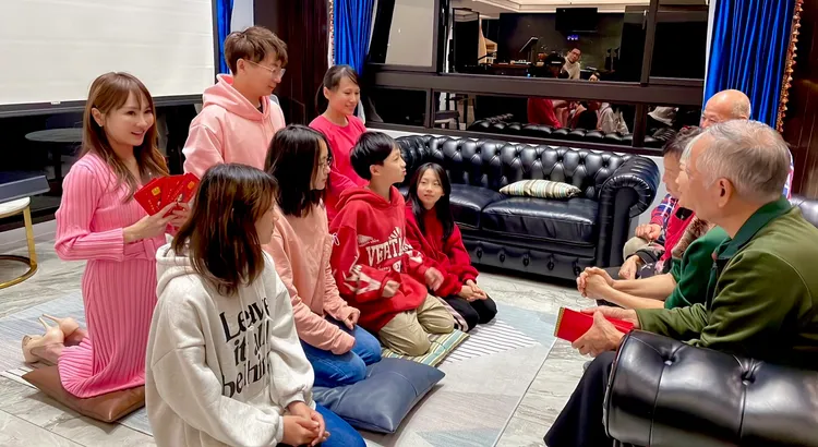 王宥忻過年帶晚輩向長輩跪拜。固力狗娛樂提供