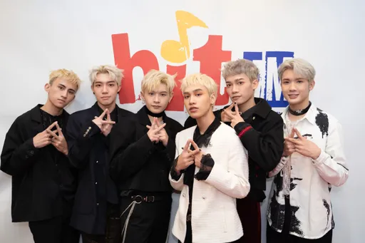 放炮要當心!男團成員伸手拿鞭炮 突然爆炸嚇到滾地