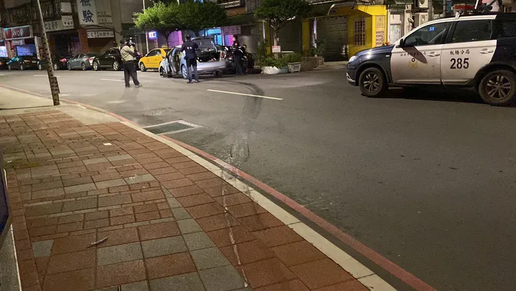 雙方上演追逐戰，鄒男車輛撞擊人行道停下。翻攝畫面