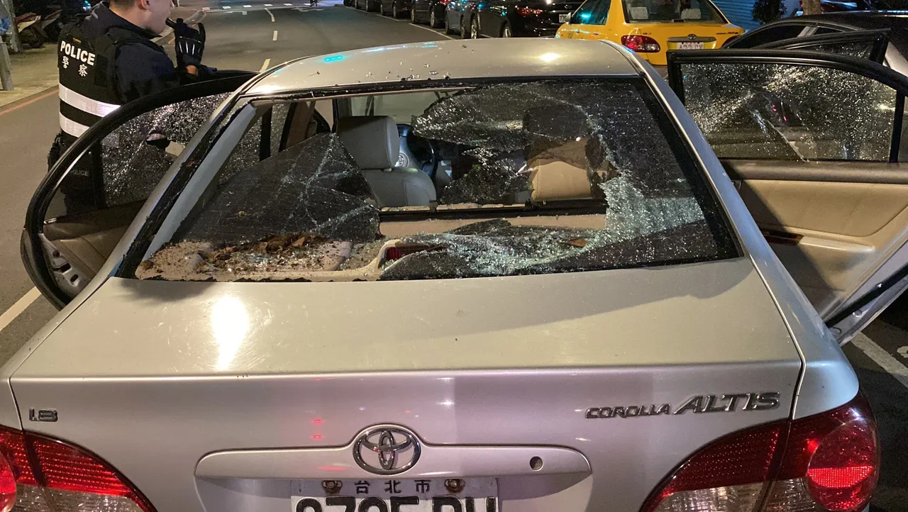 鄒男轎車車窗遭到砸破。翻攝畫面