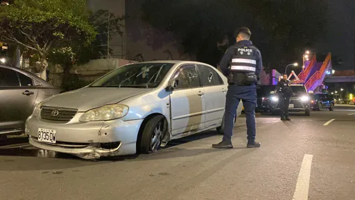 揪帮讨债遭拒竟半夜狂按门铃　好友被惹毛了！撂球棒队上演追逐砸车