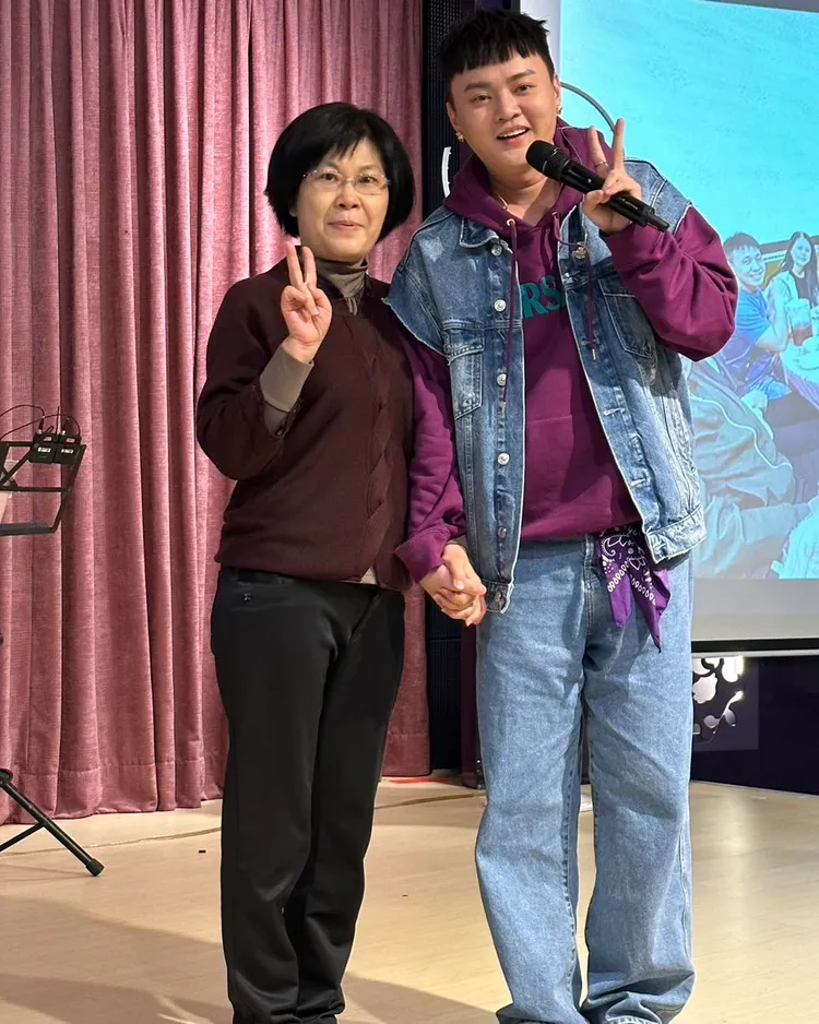 鳳梨媽媽和許富凱「十指緊扣」。翻攝自鳳梨臉書