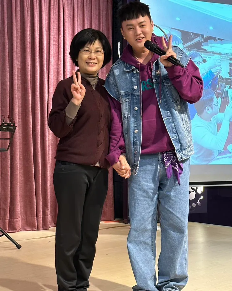 鳳梨媽媽看起來非常開心。翻攝自鳳梨臉書