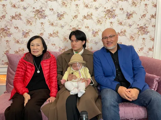 劉亮佐愛女「典典」首亮相秀電眼啃腳腳 子銓哥哥不要女友「只要有妹妹就好」
