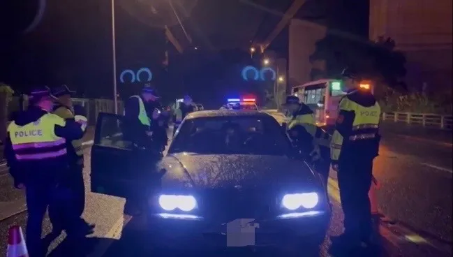 警方在轄區路口執行路檢。警方提供