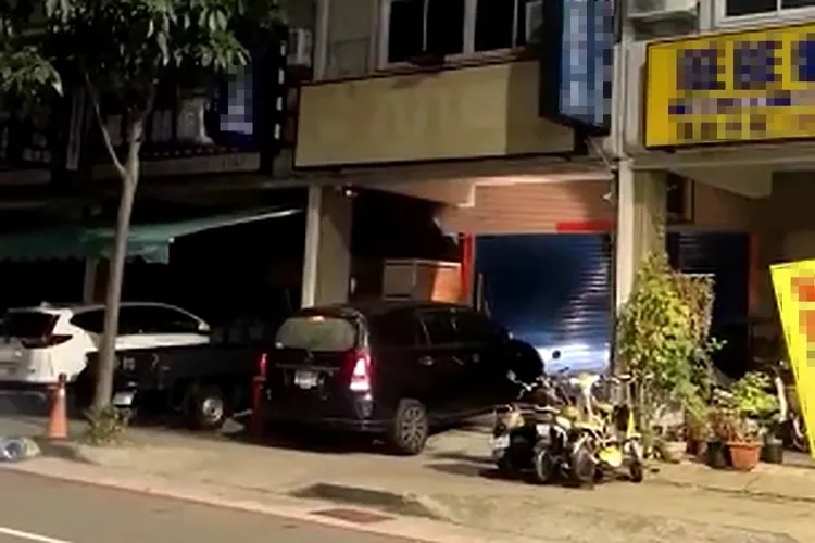 劉男開車衝撞鐵捲門。翻攝黑色豪門企業